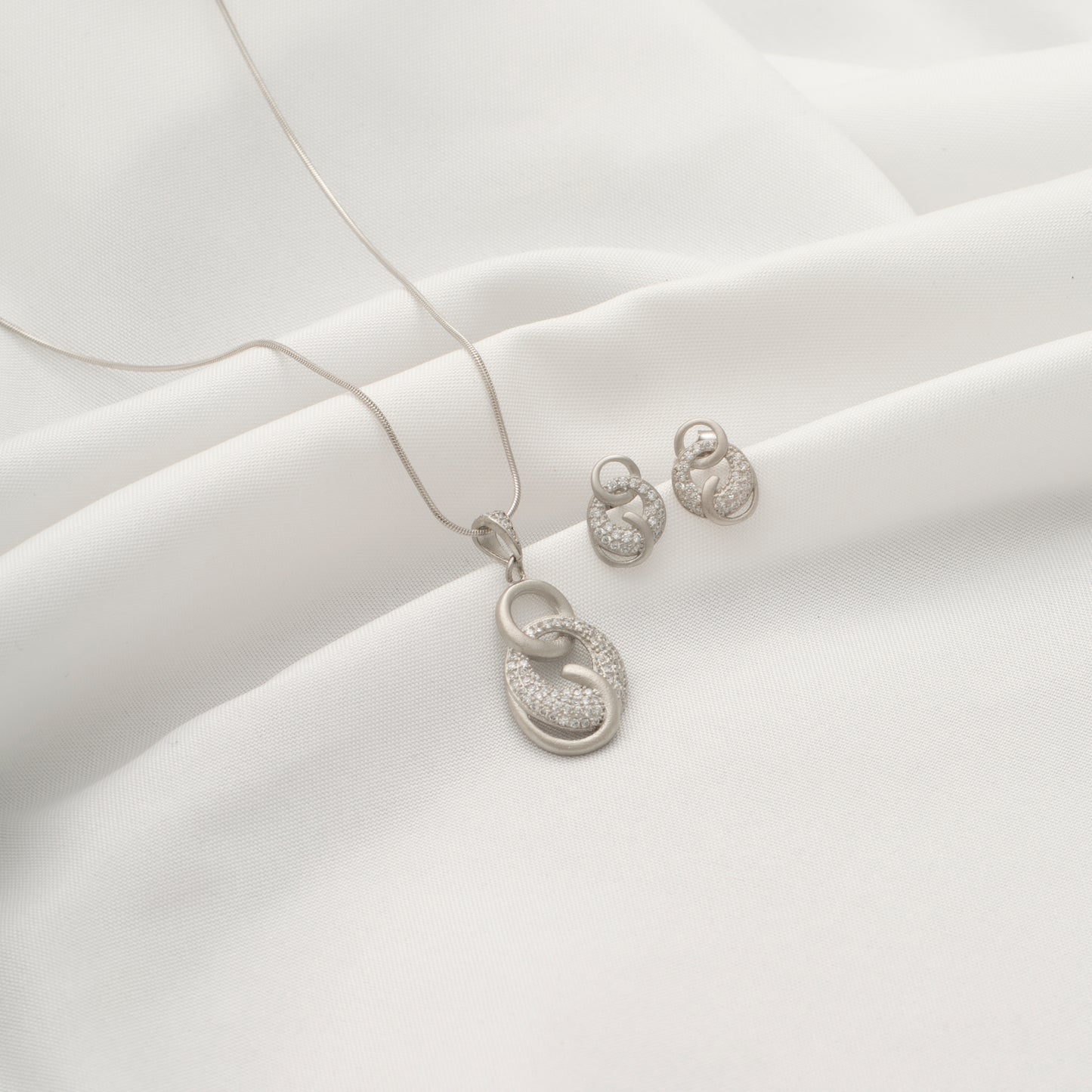 Silver Interlocking Circles Pendant and Earring Set with Diamonds